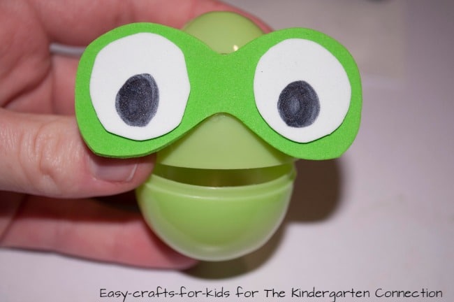 This plastic egg frog craft is a great way to dress up plastic Easter eggs into fun treat holders!