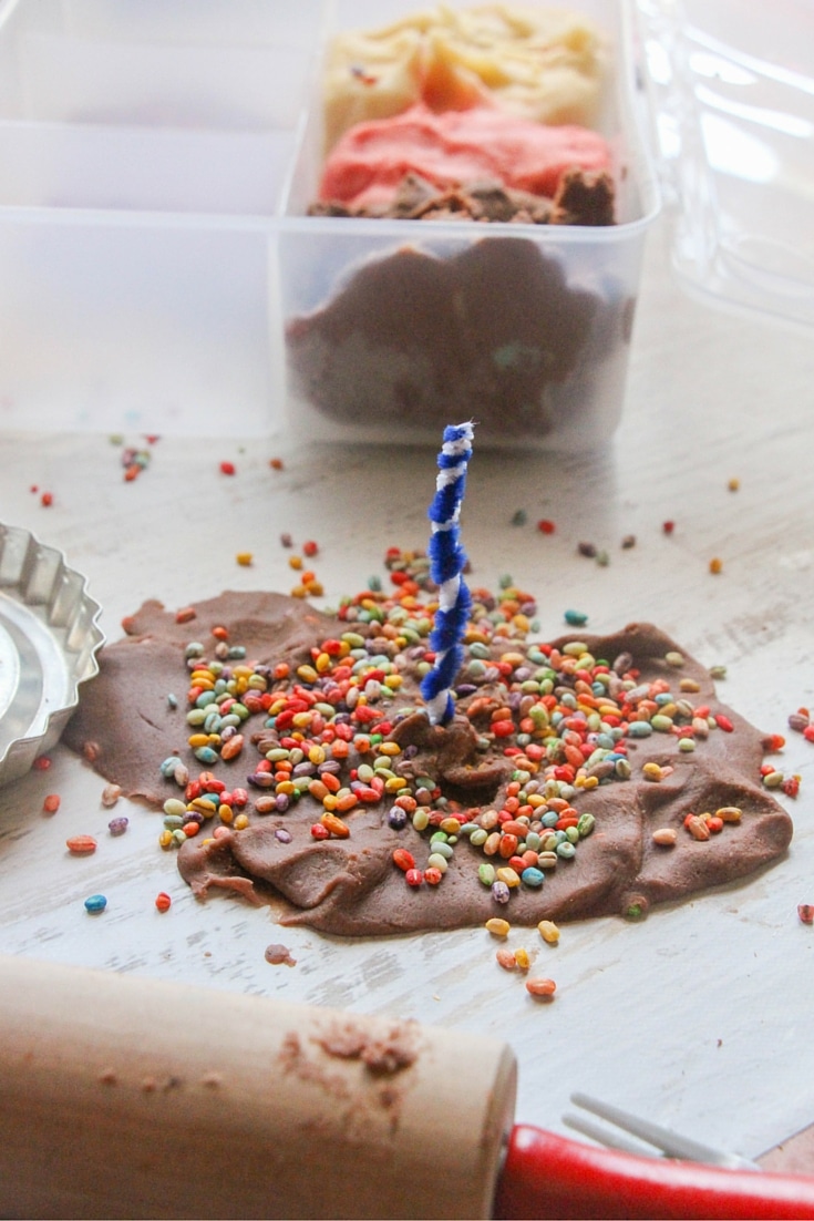 This birthday play dough kit is such a fun way to celebrate birthdays in the classroom, or for a fun sensory play center anytime!