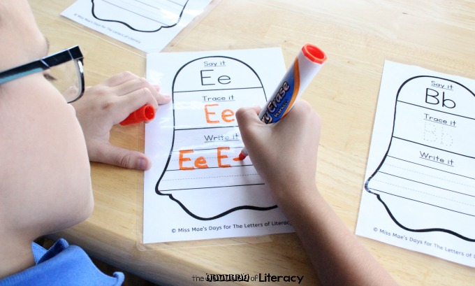 This FREE ghost themed tracing letters activity is a perfect handwriting activity and literacy center for kindergarteners this Halloween! 