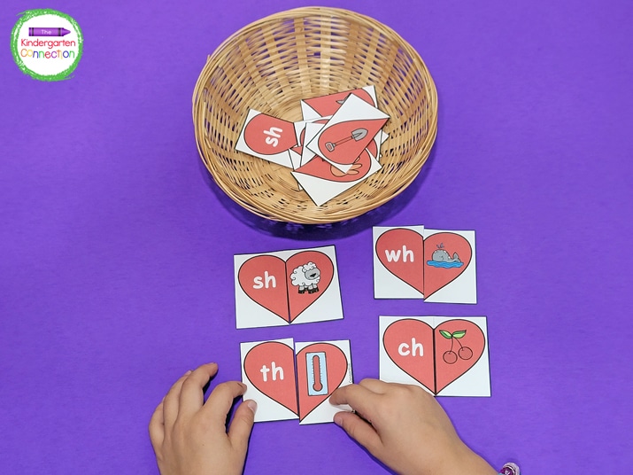 To play, students match the digraph half of the heart with the matching picture half of the heart.
