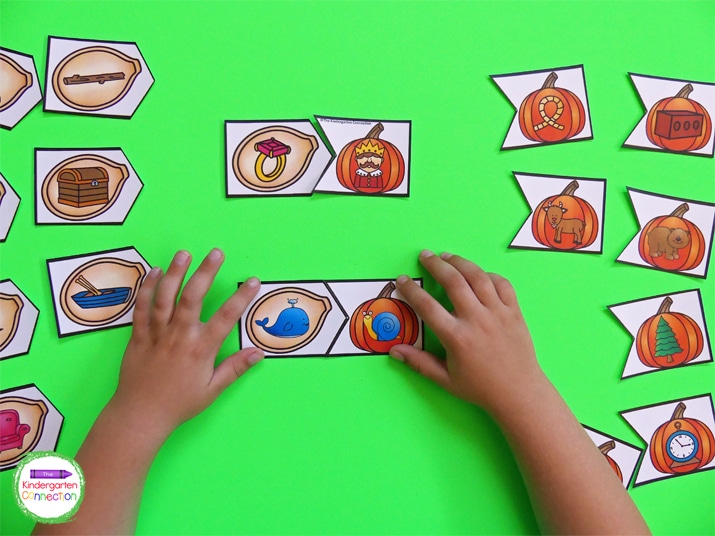 In this simple rhyming activity, kids match up pumpkin seeds to their pumpkins by finding the pictures that rhyme.