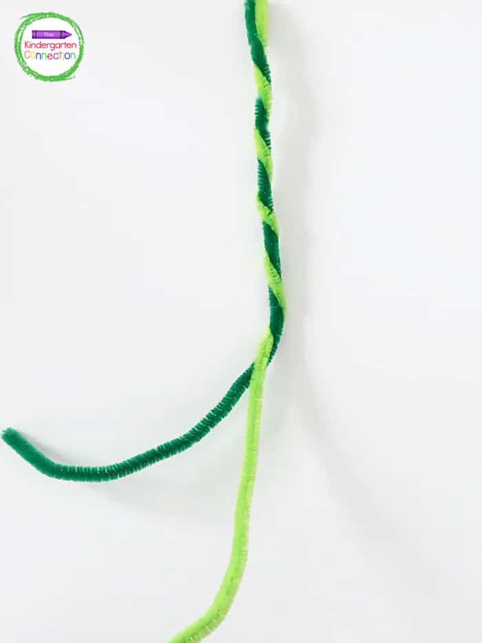 To begin, twist the 2 green pipe cleaners to combine them together.