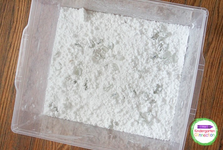 Mix the baking soda and shaving cream together well until it reaches a crumbly texture.