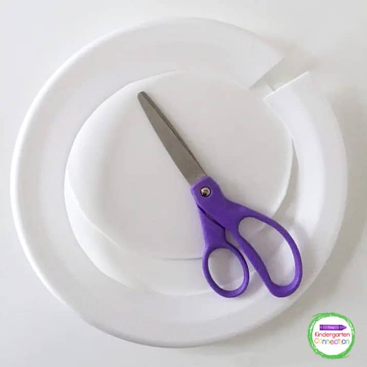 To begin, use scissors to remove the rim from a foam plate.