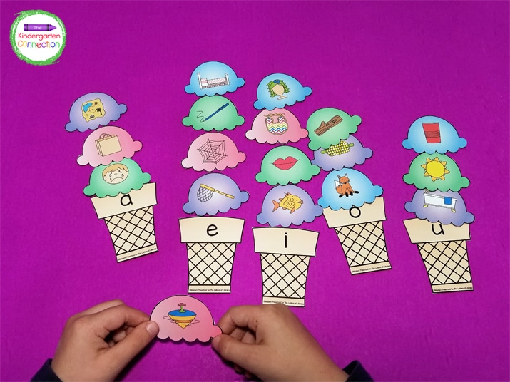 This printable activity includes 5 ice cream cones and 20 scoops of ice cream for sorting middle sounds.