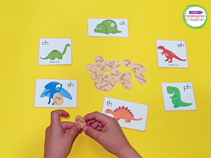 To play, students match the correct eggs (words) to the dinosaurs (digraphs).