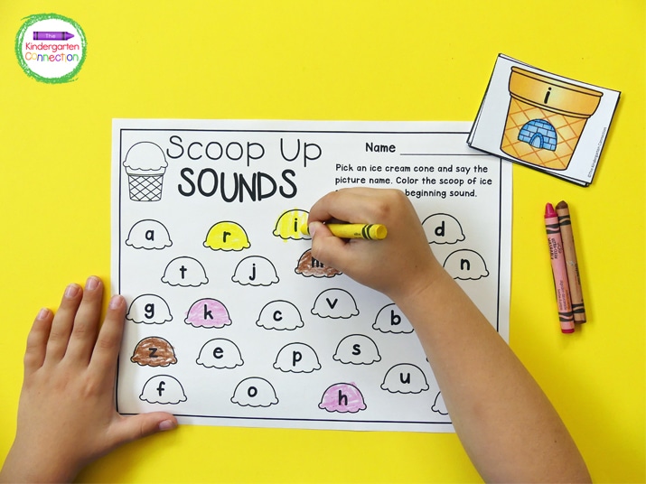 This game helps students to work on identifying beginning sounds.