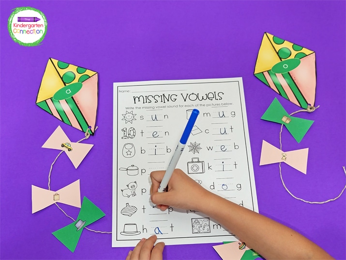 Students can use the recording sheet to record the vowel sounds as they add a tail to the kite.