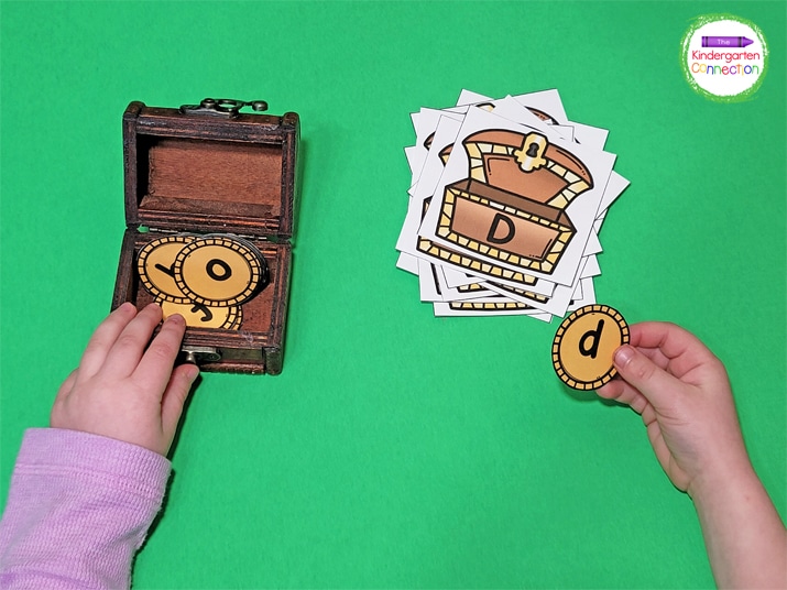 To play, students pick a lowercase coin letter card and find the matching uppercase treasure chest card.