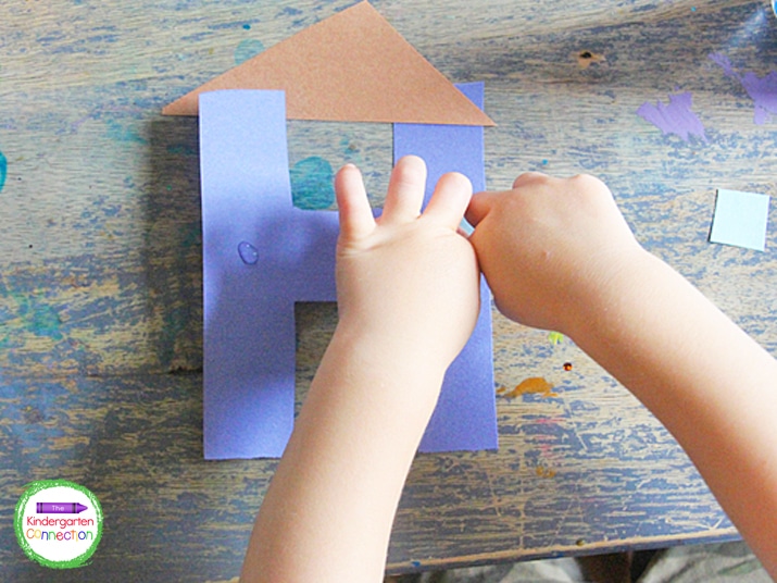 Here is our letter H craft, H is for House! This is a great letter to complement a building unit, a discussion on families, or simply an exploration of the letter H!