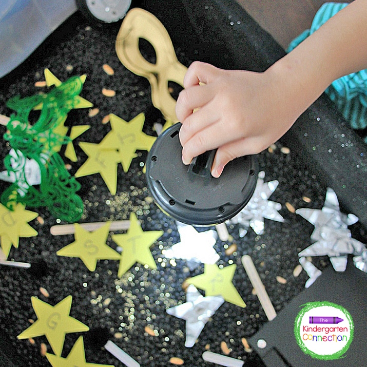 Create a spotlight superstar sensory bin! Combine literacy with the glitz and glamor of the spotlight in this fun, brightly colored sensory bin.