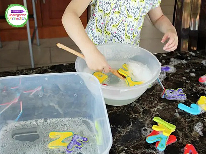 What a fun alphabet sensory bin for preschoolers and kindergarteners! Blow bubbles and have hands on fun with letters and sounds. 